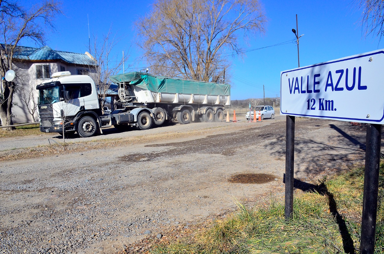 Los camiones con arena para Vaca Muerta circulan por la única calle que comunica a Valle Azul con el Alto Valle. (Foto Néstor Salas)