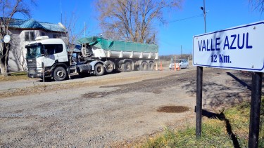 Los camiones con arena para Vaca Muerta circulan por la única calle que comunica a Valle Azul con el Alto Valle. (Foto Néstor Salas)