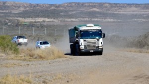 Valle Azul suma quejas por  paso de camiones con arena para Vaca Muerta