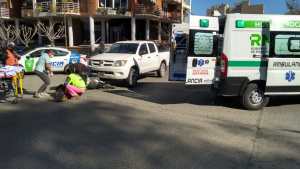 Motociclistas terminaron heridos tras dos choques casi simultáneos, en Roca