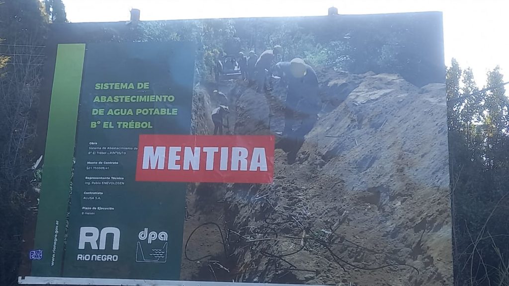 El cartel de obra del Gobierno que ayer en plena nevada mandó a retirar ante las críticas de los vecinos del barrio El Trébol de Bariloche. Gentileza
