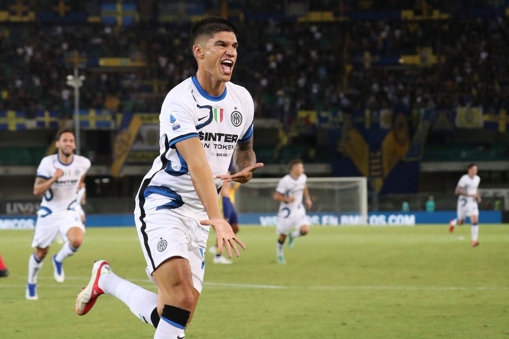 Correa festeja sus goles contra Hellas Verona, en el debut con la camiseta de Inter. 