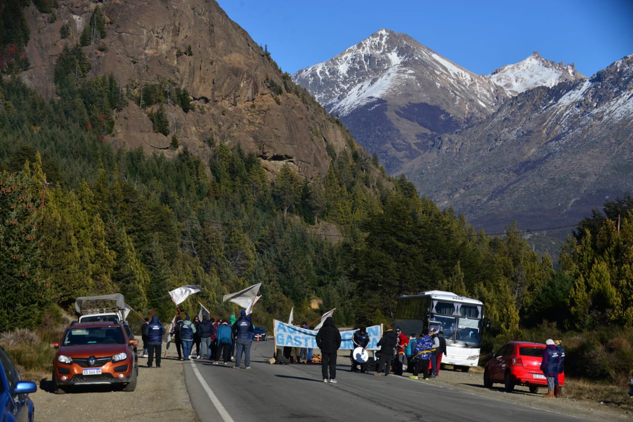El gremio gastronómico de Bariloche bloqueó de manera parcial la ruta nacional 40 sur durante casi 8 horas. (foto Alfredo Leiva