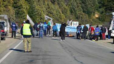 El gremio de los gastronómicos cortó ayer la ruta 40 en dos accesos a Bariloche. Esperan firmar un acuerdo por los temporarios. Foto: Chino Leiva