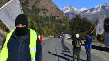 Los gastronómicos de Bariloche decidieron esta mañana en asamblea sobre la ruta 40, volver a un bloqueo total. Foto: Archivo/ Chino Leiva