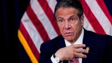 Renunció Andrew Cuomo, gobernador de Nueva York acusado de acoso sexual.