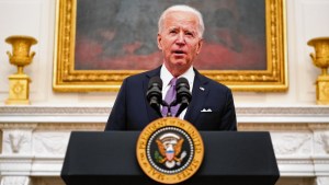 Biden reafirmó la fecha límite para retirar tropas, pese a los atentados en Afganistán