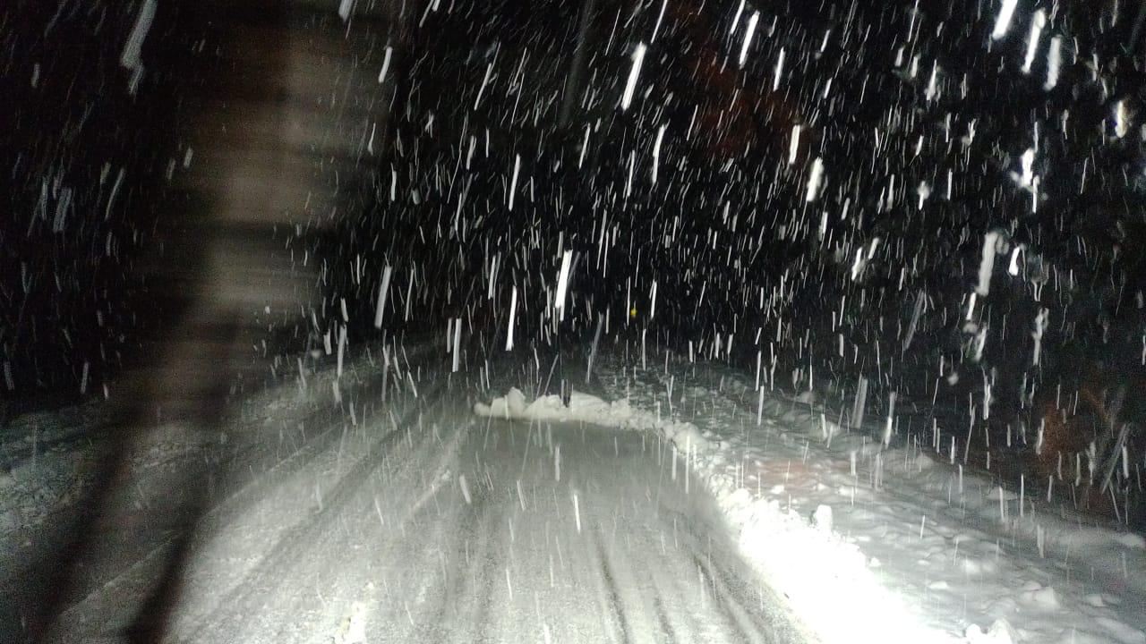 El estado de la ruta anoche, en medio de la nevada, la hacía intransitable. (Gentileza Vialidad Nacional)