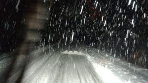 Por fuertes nevadas cortan el tránsito en la ruta 40 entre Bariloche y El Bolsón