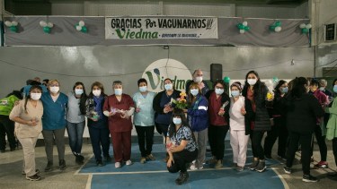 La foto final del día de las vacunadoras y vacunadores del hospital Zatti. Foto: Pablo Leguizamon