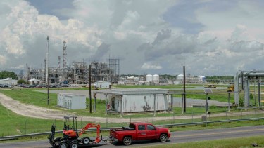 La planta que produce neopreno y arroja efluentes contaminantes al Mississippi. 