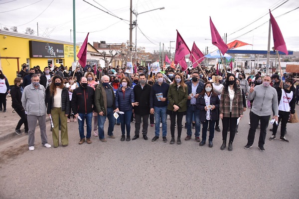 Una nutrida columna de candidatos del Frente de Todos caminaron por la zona oeste de la ciudad (Gentileza prensa FdT)