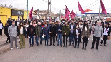 Una nutrida columna de candidatos del Frente de Todos caminaron por la zona oeste de la ciudad (Gentileza prensa FdT)