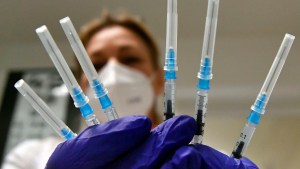 Estados Unidos autorizó una tercera dosis de la vacuna para personas inmunodeprimidas