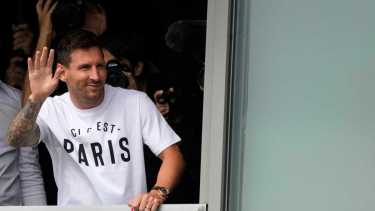 Qué dice la camiseta que tenía puesta Messi al saludar a los hinchas