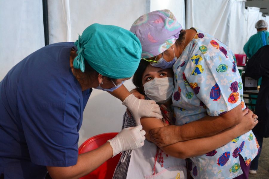 El abrazo contenedor de las enfermeras en medio de la campaña contra el coronavirus. Foto: Marcelo Ochoa.