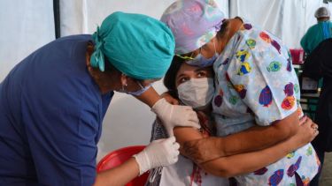 El abrazo contenedor de las enfermeras en medio de la campaña contra el coronavirus. Foto: Marcelo Ochoa.