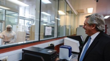 Alberto Fernández visitó la sede del Malbrán en abril de 2020. 