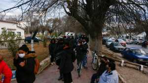 Hacen fila desde la madrugada para conseguir la segunda dosis de Sputnik V, en Roca