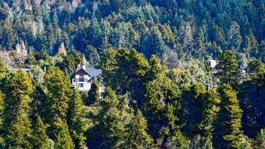 Las viviendas en medio de la zona boscosa son las más expuestas ante una situación de emergencia por incendios. Foto: Chino Leiva.
