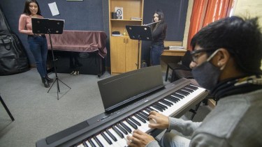 “El arte no es simplemente un placer estético: el protagonista no es el artista sino la circunstancia que contiene al artista”, resaltan los artífices del proyecto “Curarte”. 