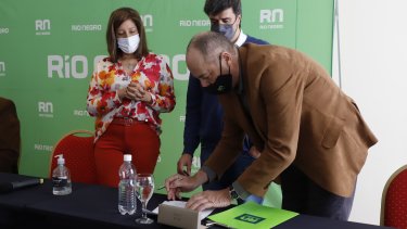 Esta mañana se firmó el contrato con la empresa Codistel. Foto: gentileza