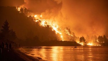 Ya evacuaron a más de 3 mil personas en la Isla griega de Eubea.