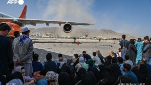 Tras los atentados de ISIS, los talibanes tomaron control de las vías de acceso al aeropuerto en Kabul