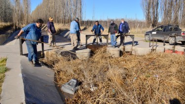 El agua para el riego ya comenzó a correr en el canal principal en Regina. (Foto Néstor Salas)
