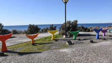 El turismo Lgbtiq+ celebra su día internacional con actividades en destinos de todo el país como esta instalación en Puerto Madryn. 