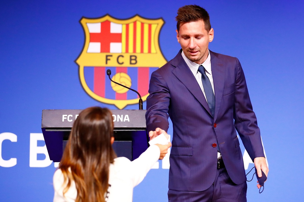 En primera fila. Su esposa Antonella y sus tres hijos acompañaron a Messi en la conferencia de prensa. 
