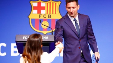 En primera fila. Su esposa Antonella y sus tres hijos acompañaron a Messi en la conferencia de prensa. 