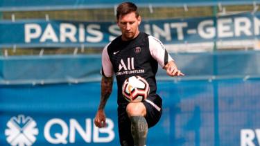 Lionel Messi y el plantel del PSG entrenaron ante el público durante 15 minutos en París.