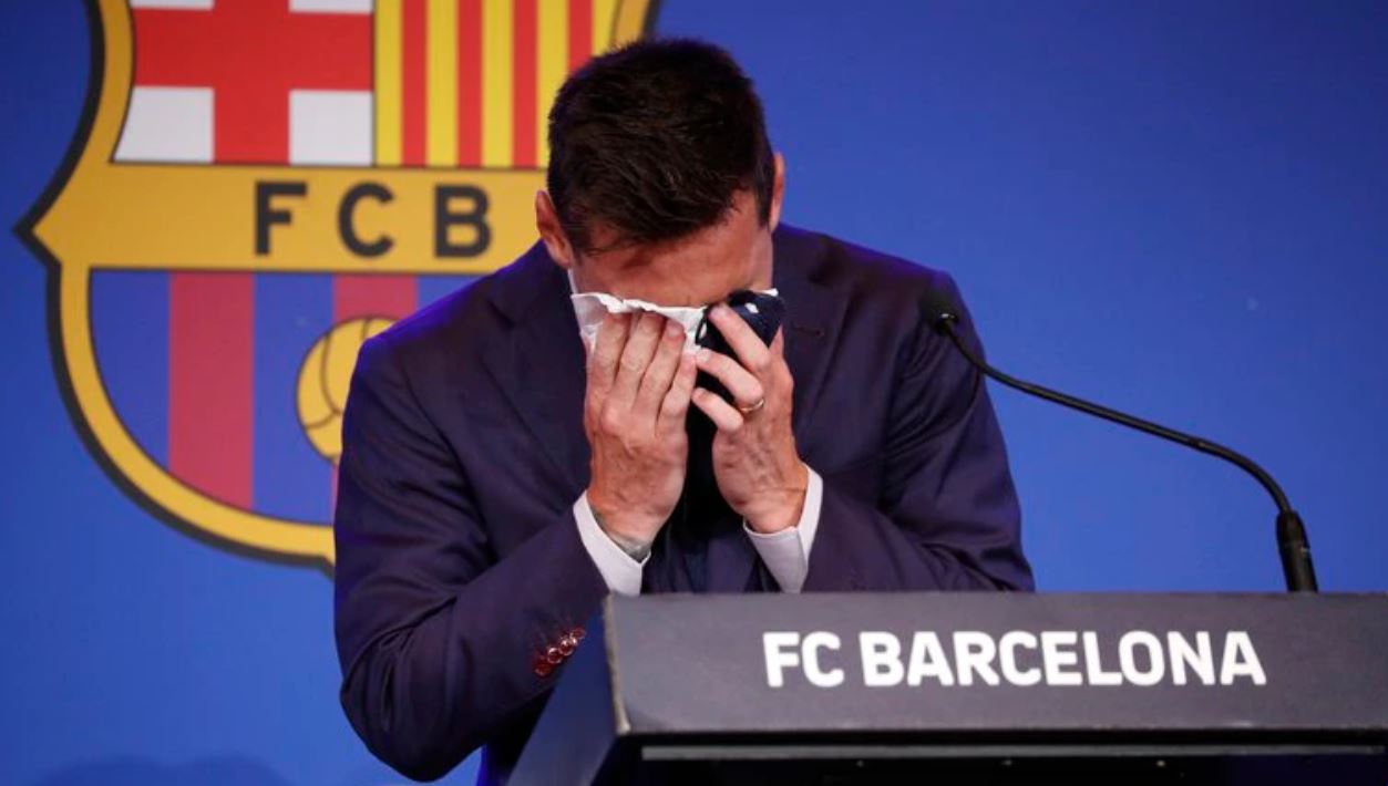 En la conferencia de prensa se vio a Messi cargado de emoción en su despedida de Barcelona.
