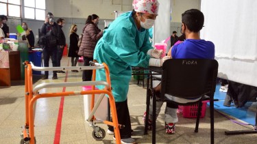 En Argentina se vacunó con Moderna a adolescentes con factores de riesgo. 