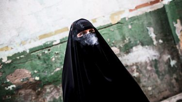 El burka es la prenda para las mujeres en este contexto de represión.-