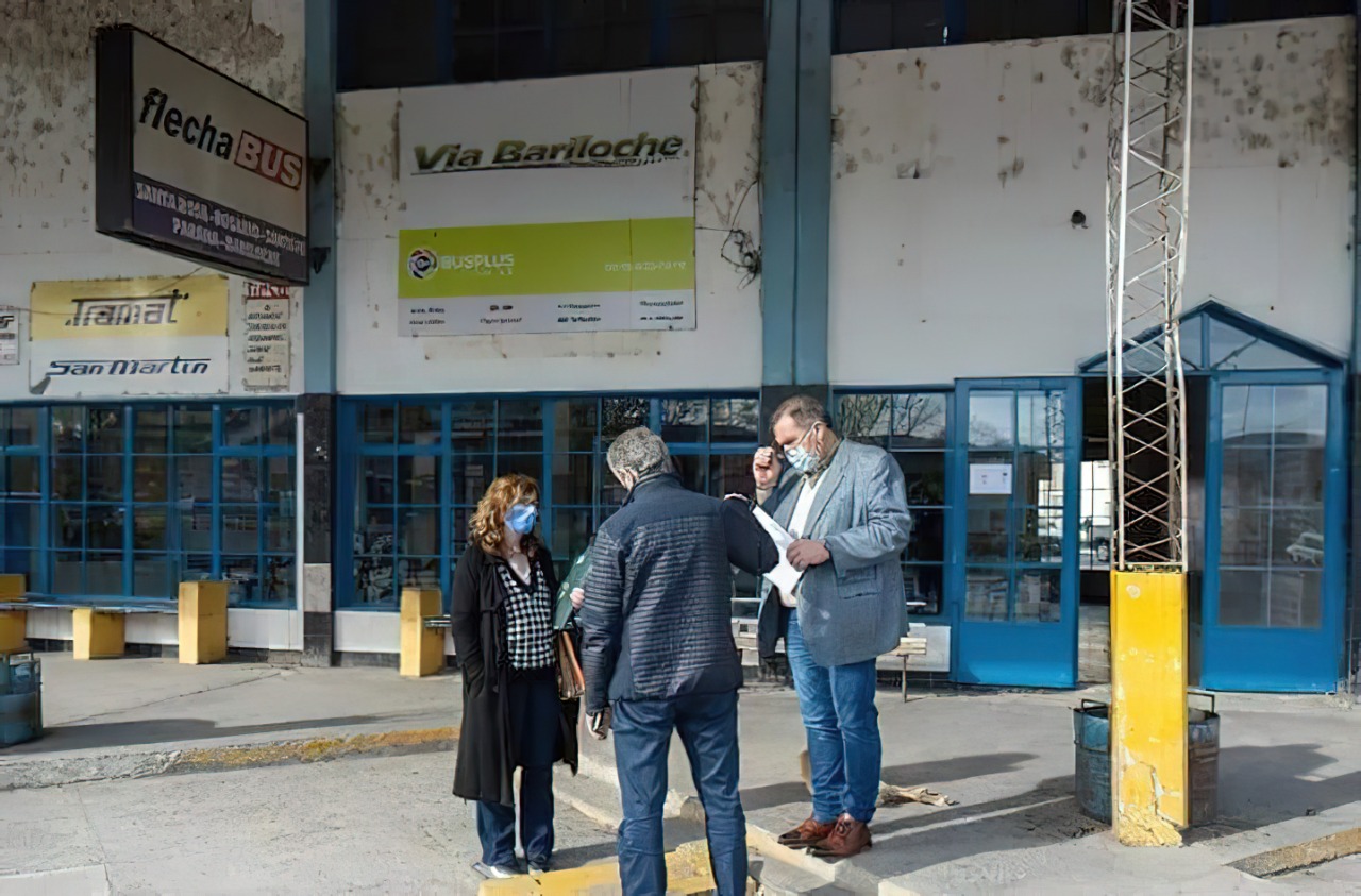 El municipio reginense tomó posesión del edificio de la terminal de colectivos. (Foto Néstor Salas)