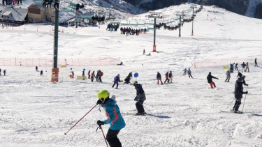 La nieve cayó en silencio en las horas últimas y el centro de esquí del cerro Catedral volvió a brillar. (foto gentileza Capsa)