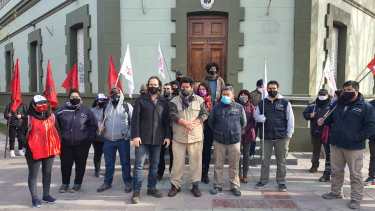 El remate de la Céramica Neuquén sigue siendo una amenaza para los trabajadores si no se concreta el acuerdo. (Yamil Regules)