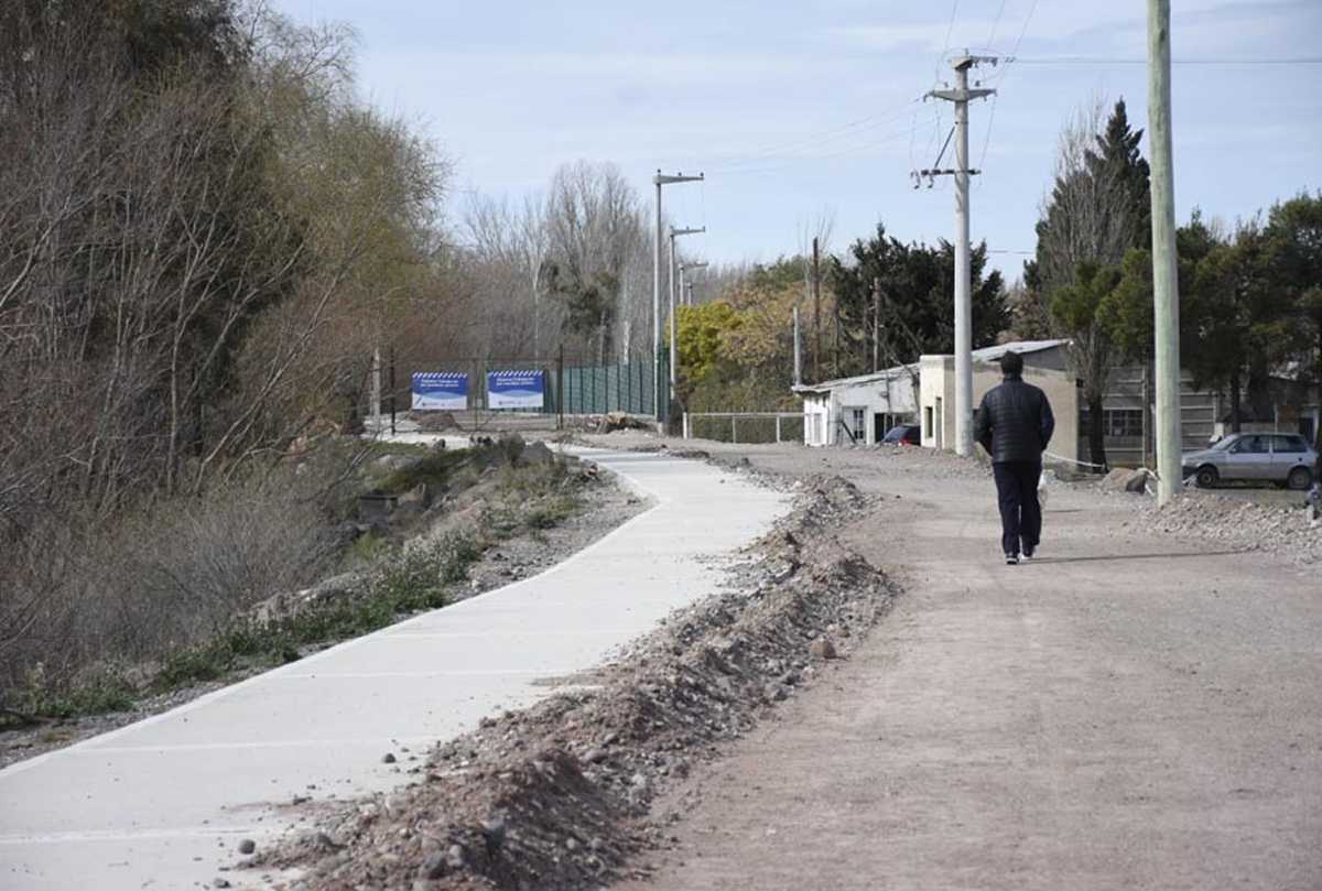 La Defensoría quiere que la calle de la costa del río Neuquén quede abierta para el uso público .Foto Florencia Salto