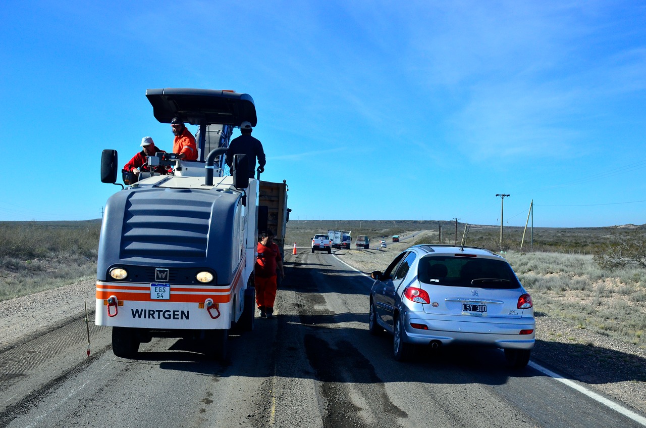 Equipos de Vialidad Nacional están retirando ondulaciones en la Ruta 22 entre Chelforó y Chichinales. (Foto Néstor Salas)