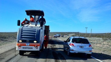 Equipos de Vialidad Nacional están retirando ondulaciones en la Ruta 22 entre Chelforó y Chichinales. (Foto Néstor Salas)