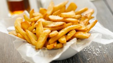 "Siempre debemos secar las papas, para que no haga saltar el aceite".