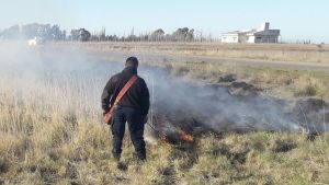 Quema controlada sobre la ex Ruta Nacional 3 de Viedma para prevenir incendios forestales