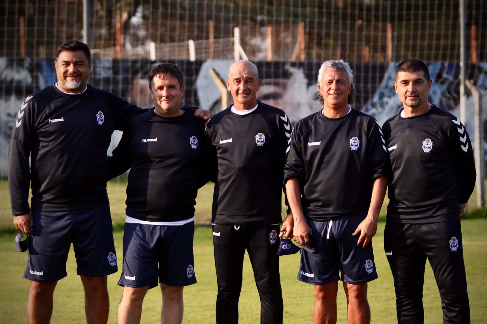 Pipo Gorosito con su nuevo cuerpo técnico, debutando en el entrenamiento de Gimnasia de La Plata. 