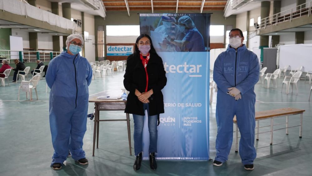 La ministra Andrea Peve visitó el plan Detectar al cumplirse un año de su instalación y dialogó con Rosana Cofre y Franco Valenzuela, trabajadores municipales que se desempeñan en el Gimnasio de la Escuela San Martín.
