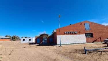 Llegaron dos tráilers para la EPET N° 10 de Plaza Huincul (Foto Andrea Vazquez)