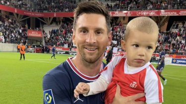 Messi, con el hijo de Predrag Rajkovic, el arquero del Reims, en brazos. Un pedido del arquero por demás particular.