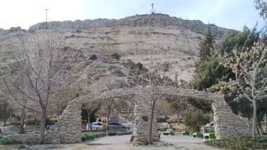 La chica cayó varios metros desde la barda al sendero de acceso a la capilla. (Foto gentileza)