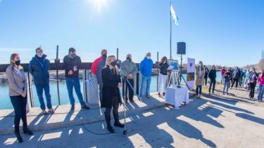 María Emilia Soria y referentes de las principales instituciones ligadas a la actividad productiva de la localidad, ayer levantaron las compuertas en Guerrico. Foto gentileza